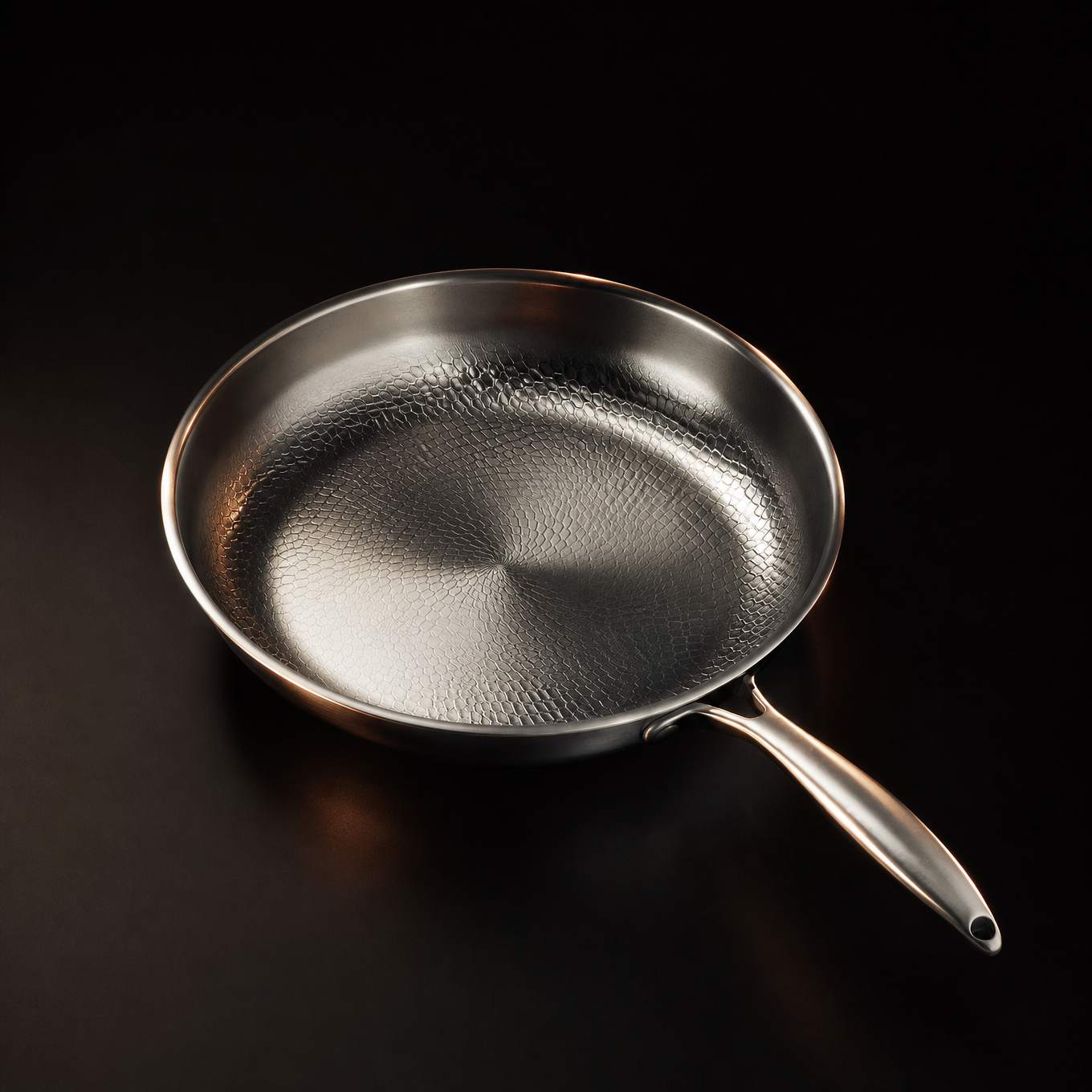 Käsintaottu Titaanipannu