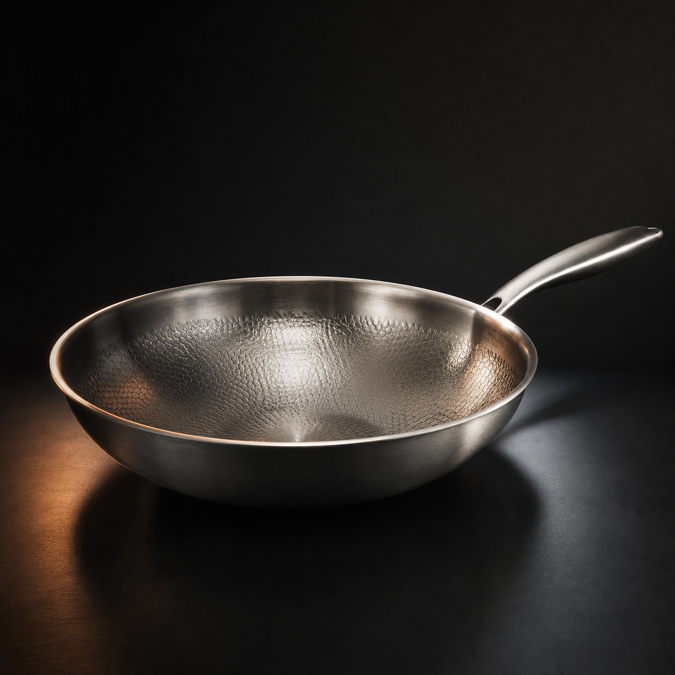 Käsintaottu titaaninen wokkipannu tasaisella pohjalla
