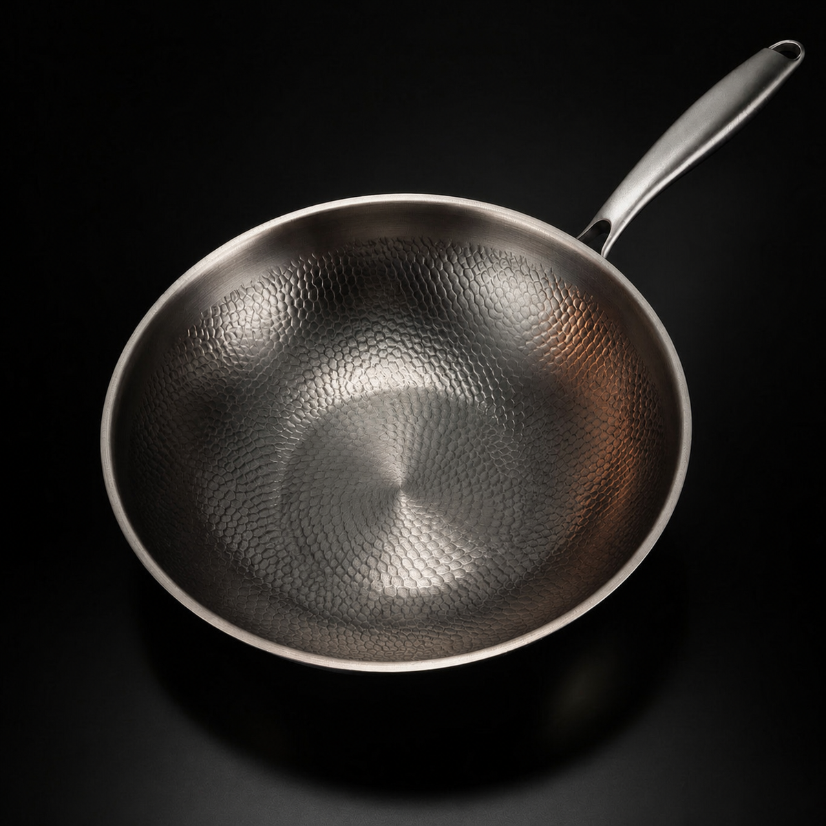 Käsintaottu titaaninen wokkipannu tasaisella pohjalla