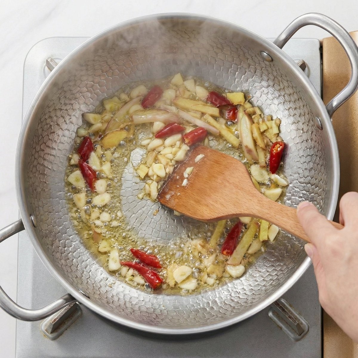 Käsintaottu syvä titaanipata