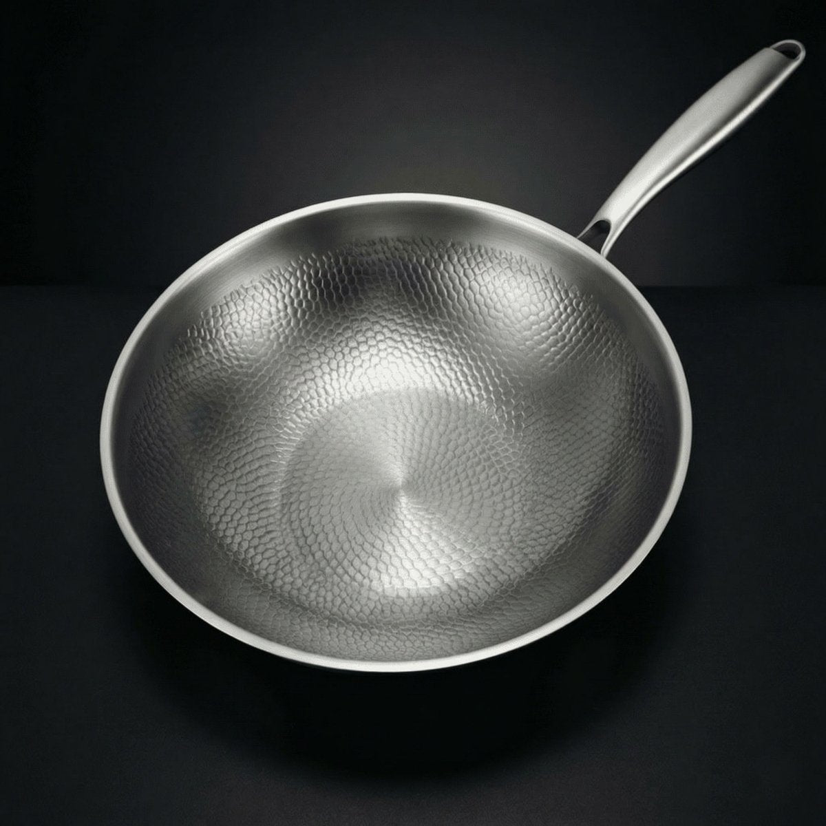 Käsintaottu titaaninen wokkipannu tasaisella pohjalla