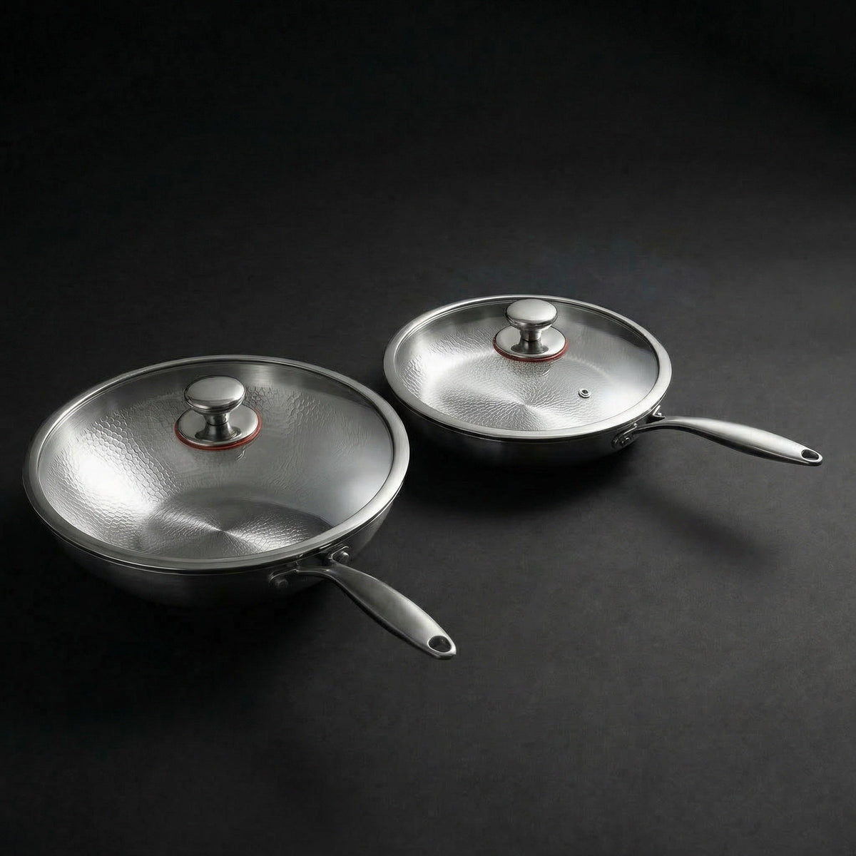 Käsintaottu titaaninen wok- ja paistinpannu (26 cm) tarvikkeilla