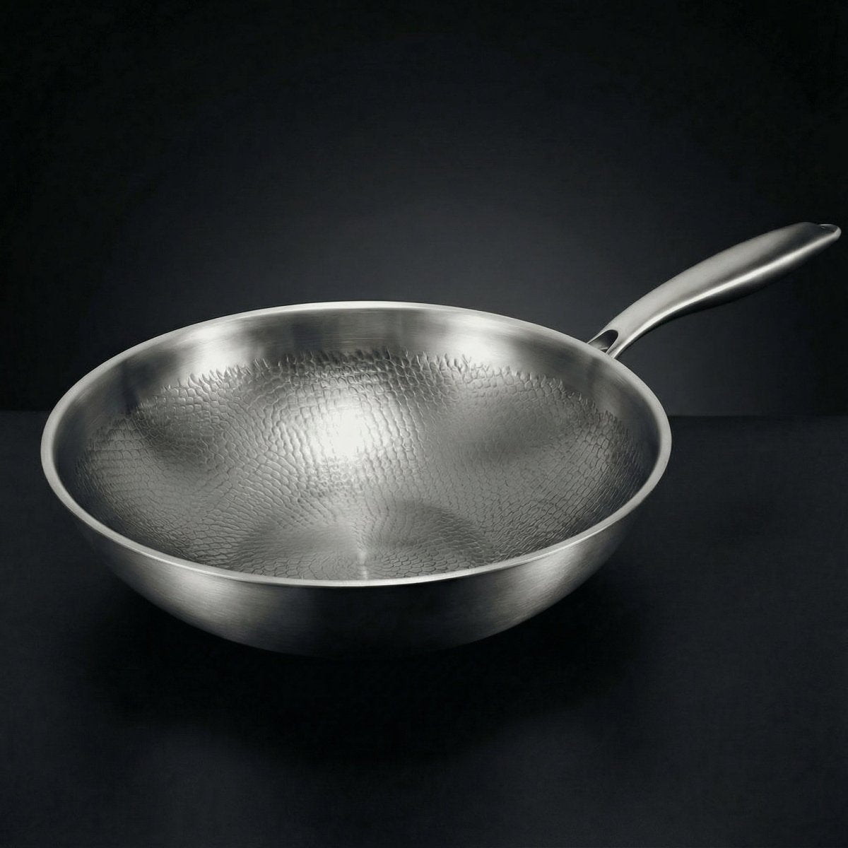 Käsintaottu titaaninen wokkipannu tasaisella pohjalla