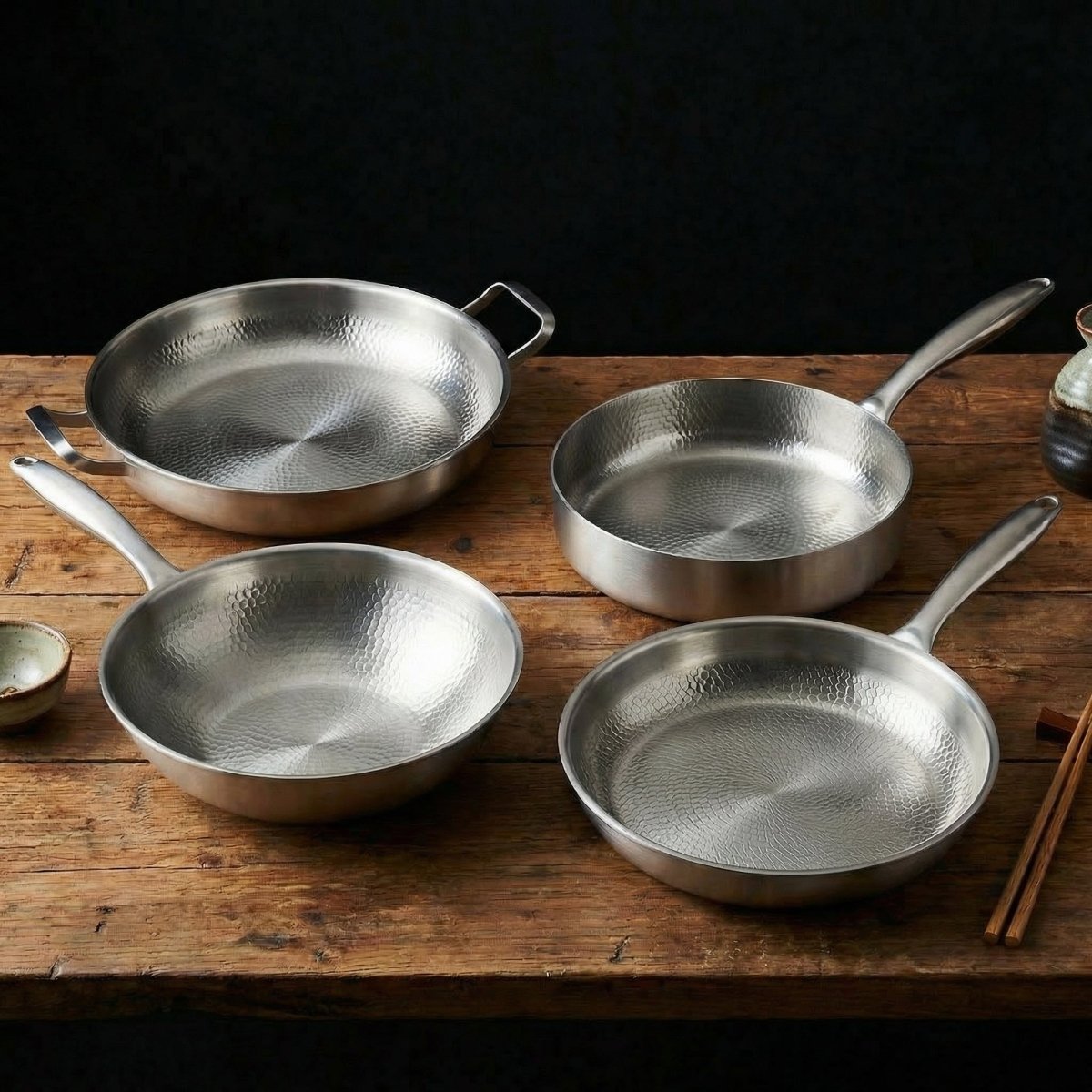 Käsintaottu titaaninen perhesetti: 4 pannua & keittiövälineet