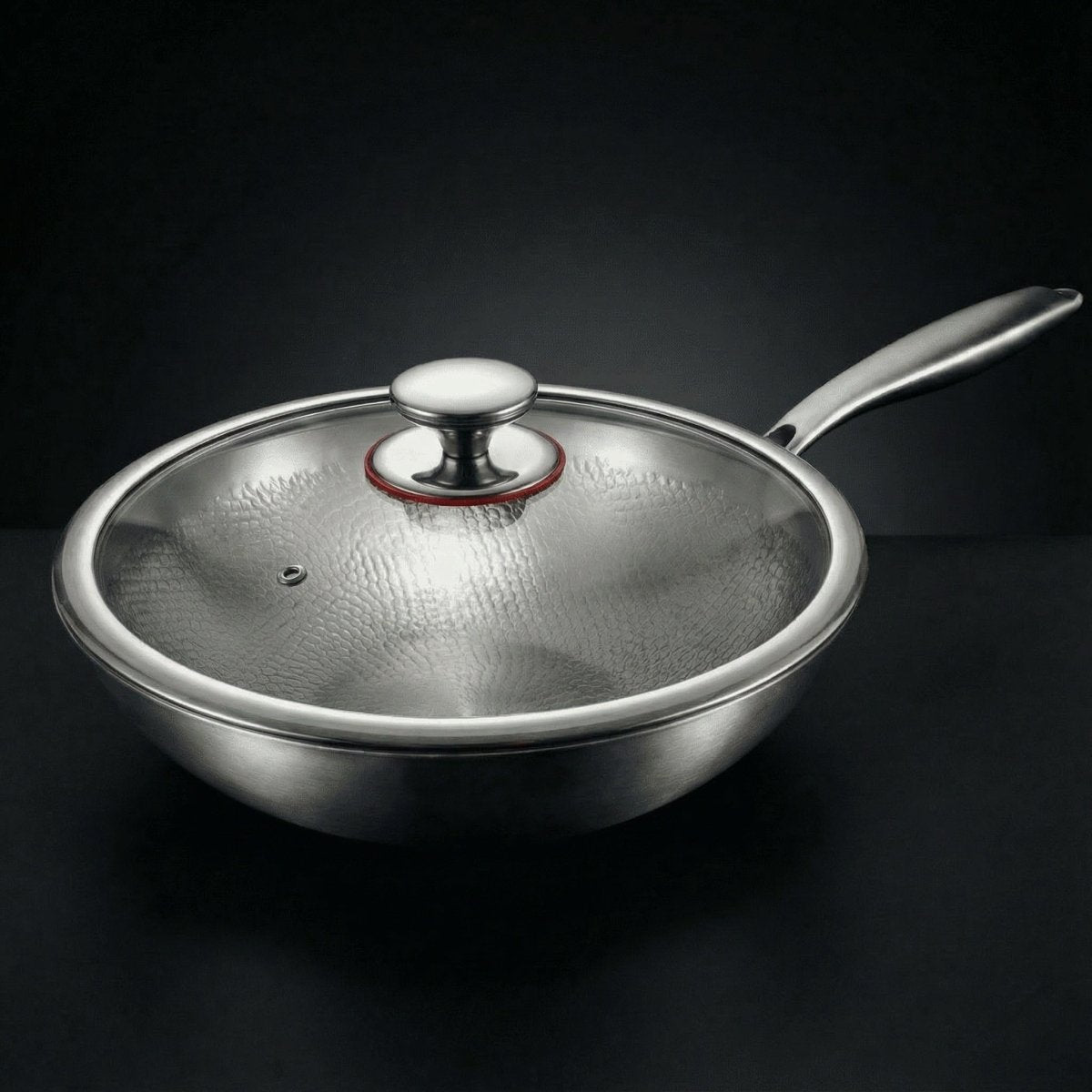Käsintaottu titaaninen wokkipannu tasaisella pohjalla