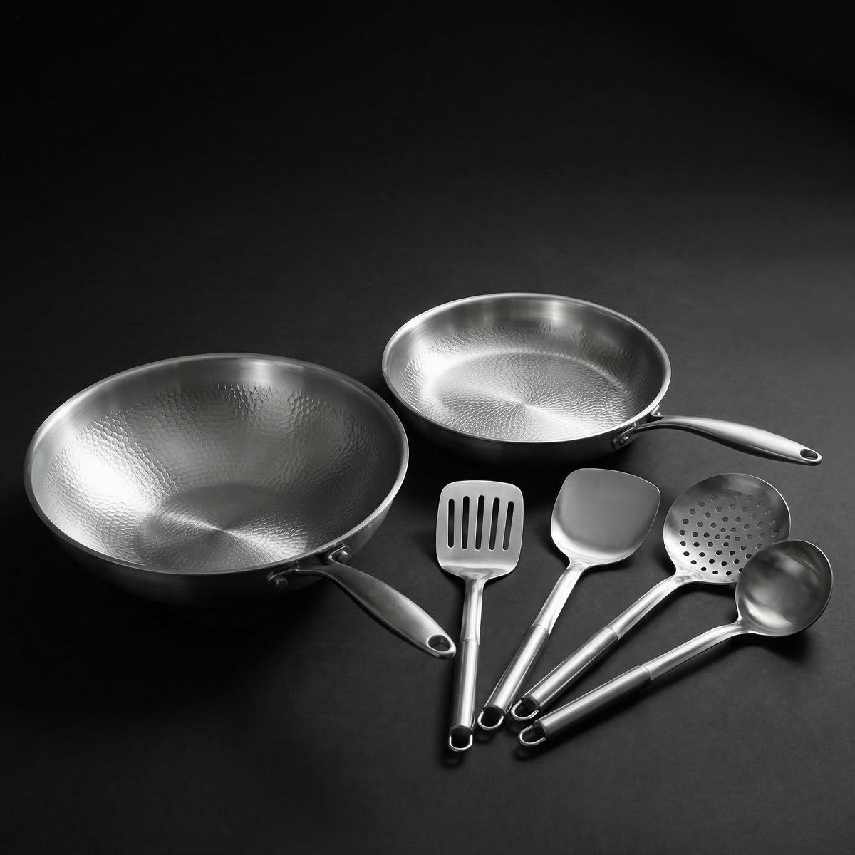 Käsintaottu titaaninen wok- ja paistinpannu (26 cm) tarvikkeilla