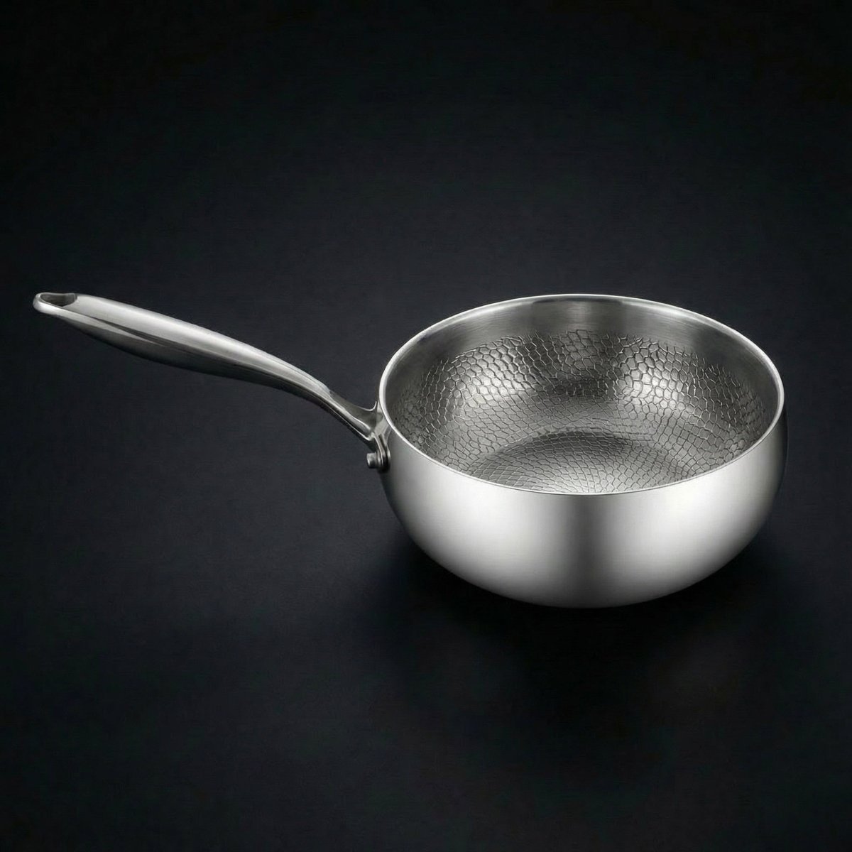 Käsintaottu titaaninen paistokasari