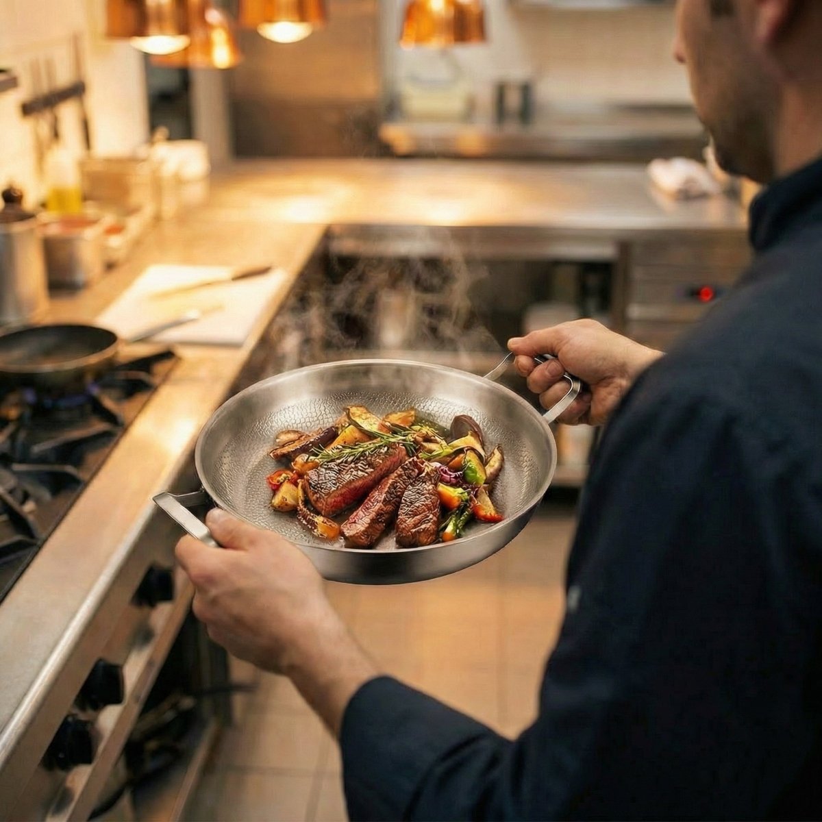 Käsintaottu titaanipannu kahdella kahvalla
